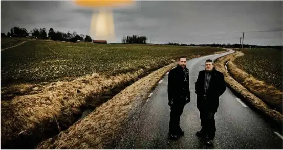  ?? Pelle Strindberg Jutehammar (till höger).
FOTO: STEFAN KÄLLSTIGEN ?? Ronnie Holmgren och Pelle Strindberg Jutehammar vid Haga vägskäl i Orkesta, där Hillevi Andersson och hennes familj såg det lysande
föremålet sväva. ”De var mitt i det här skenet och många andra såg det. Man förstår att många blev rädda eller åtminstone förvånade”, säger