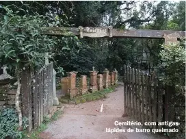  ??  ?? Cemitério, com antigas lápides de barro queimado