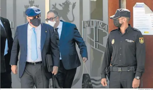  ?? ALBERTO ORTEGA / EP ?? El ahora comisario jubilado José Manuel Villarejo y su abogado a su salida de la Audiencia Nacional tras la primera vista de la macrocausa ‘Tándem’.