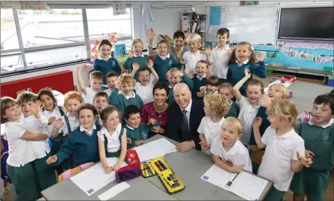  ??  ?? Seán and Trish Gallagher with senior infants and their teacher Triona Hassett at St Laurence’s.