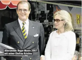  ??  ?? Altersmild­e: Roger Moore 2007 mit seiner Ehefrau Kristina