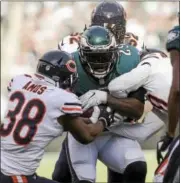  ?? RICK KAUFFMAN — DIGITAL FIRST MEDIA ?? Running back LeGarrette Blount, center, here carrying some Chicago Bears during a game last November, is one of eight Eagles players with Super Bowl experience.