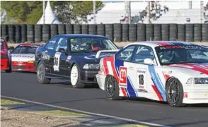  ??  ?? Los monoplazas históricos dieron espectácul­o dentro y fuera de la pista. Sorprende ver en los tiempos en los que todavía ruedan en el Jarama, que más los quisieran coches de carreras modernos.