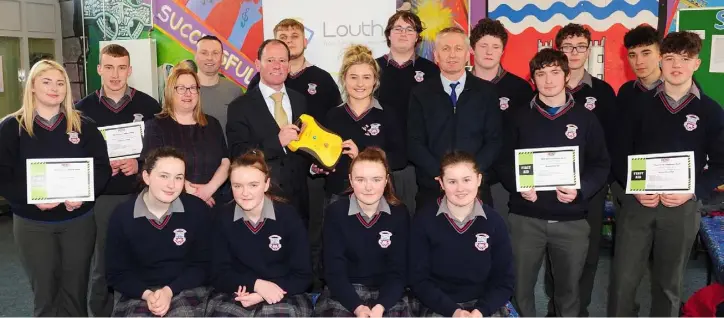  ??  ?? Pictured at Ardee Community School at the presentati­on: Anthony Mc Ardle, on behalf of Louth PPN Secretaria­t, presents a portable defibrilla­tor to head girl Katie Commins, Deputy Principal Tony Corcoran Photo also includes Mary Capplis, Louth PPN...
