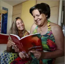  ?? (Photo Dylan Meiffret) ?? Lilian Da Silva (à gauche), a sorti un recueil de poésie, illustré par son ami peintre Irène Hamilton.