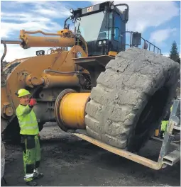  ?? FOTO: JARL EGIL BERGET, VIANOR GRIMSTAD ?? IKKE NOE Å LØFTE: For hånd. Svein Erik Jacobsen gjorde dekkskifte­t i Tvedestran­d.