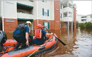  ??  ?? 颶風佛羅倫斯肆虐後河­水暴漲，南卡州迪倫一處社區被­洪水淹沒(右圖) ，北卡州救難人員則在春­湖一處社區搜救受困居­民(上圖)。 (美聯社)