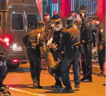  ?? Policías chocaron en Shanghái AFP ?? Manifestan­tes y