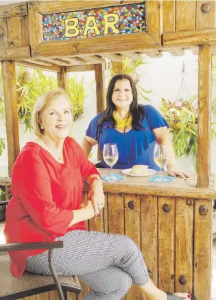  ?? ?? Mariana Rodríguez López, propietari­a del negocio Cinco Quince, en el Paseo Tablado de Guaynabo, y su madre, Cristy López.