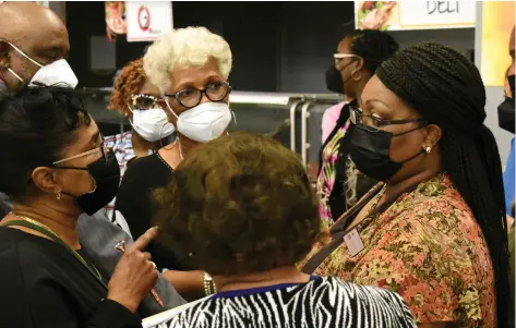  ?? (Pine Bluff Commercial/I.C. Murrell) ?? Former Pine Bluff High School teachers Mattie Collins (left) and Virginia Hymes (center) talk with district Superinten­dent Barbara Warren after her facilities committee meeting Tuesday in the school’s cafeteria.