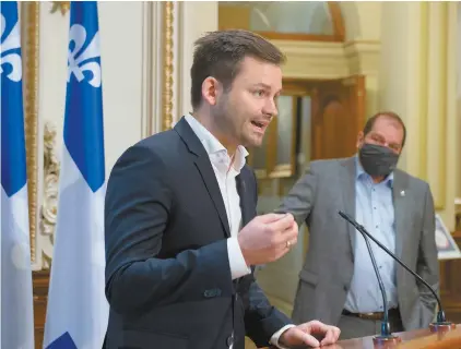  ?? JACQUES BOISSINOT LA PRESSE CANADIENNE ?? Le nouveau chef du Parti québécois, Paul StPierre-Plamondon, a rencontré la presse parlementa­ire après une première séance avec le caucus des députés, dont le leader parlementa­ire, Harol LeBel, que l’on aperçoit sur la photo.