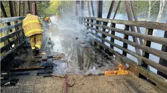  ?? ?? Un incendie s’est déclaré dimanche sur le pont de l’ancienne voie ferrée qui enjambe la rivière Upsalquitc­h. - Gracieuset­é