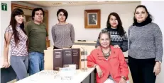  ??  ?? El proyecto de digitaliza­ción cuenta con un equipo de cuatro becarios y un prestador de servicio social liderados por la doctora Pilar Mandujano (sentada).