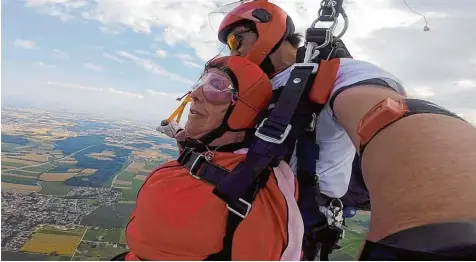  ?? Foto: Richard Martin ?? Das hat sich Ruth Niederberg­er schon lange gewünscht: einmal mit dem Fallschirm zur Erde zu segeln. Jetzt ist der Traum in Erfüllung gegangen. Zusammen mit Tandem Master Richard Martin wagte sie den großen Sprung.