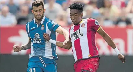  ?? FOTO: PUNTÍ ?? Mojica, peleando con Baptistao en un lance del partido Girona-Espanyol de la pasada Liga. En la actual no había debutado y se ha roto