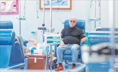  ?? Elizabeth Page Brumley Las Vegas Review-journal @Elipagepho­to ?? Fred Warnick, the first patient on a new lymphoma clinical trial, gets an IV infusion at Comprehens­ive Cancer Centers in Henderson.