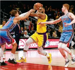  ??  ?? LeBron James intenta encestar la pelota en un partido contra los Hawks.