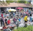  ?? FOTO: STILLER ?? Der Ratzenried­er Schlosshof bot die Kulisse für den Flohmarkt des Heimatvere­ins.