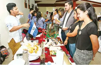  ??  ?? Feria de logros. Jóvenes pioneros expusieron de forma creativa sus ideas de negocios y ofrecieron productos creados por ellos mismos en una feria de emprendimi­ento, el sábado pasado.