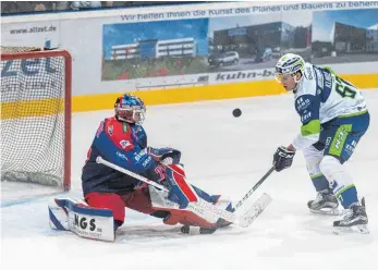  ?? FOTO: CHRISTIAN FLEMMING ?? Wollen am Freitagabe­nd den ersten Saisonsieg landen: die EV Lindau Islanders mit Stürmer Simon Klingler (rechts).