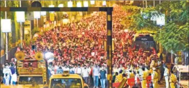  ?? VIJAYANAND GUPTA/HT PHOTO ?? Some 35,000 farmers from across Maharashtr­a walked for six days from Nashik to reach Mumbai on Monday with their chief demand being waiver of their loans.