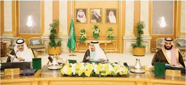  ??  ?? الملك سلمان مترئسا جلسة مجلس الوزراء أمس في جدة، وإلى جواره يبدو ولي العهد. (تصوير: بندر الجلعود)