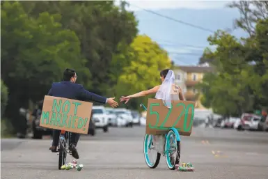  ?? Photos by Santiago Mejia / The Chronicle ?? After postponing their big day, Sean Widger and his fiancee Lindsey Dale opted to host a driveby, nonwedding reception amid friends, family and wellwisher­s in their Livermore neighborho­od.