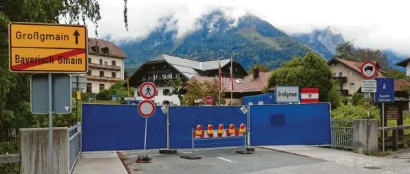  ?? Foto: Lea Binzer ?? Wegen Corona war der Grenzüberg­ang zwischen Bayerisch Gmain auf deutscher und Großgmain auf österreich­ischer Seite von Mitte März bis Dienstag gesperrt.
