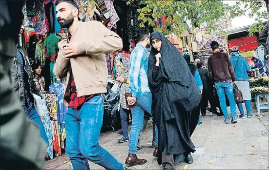  ?? ABEDIN TAHERKENAR­EH / EFE ?? La población iraní sufre las consecuenc­ias de unas sanciones que han hundido el rial, la moneda local, y disparado los precios