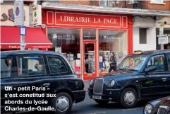  ??  ?? Un « petit Paris » s’est constitué aux abords du lycée Charles-de-Gaulle.