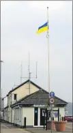  ?? 50_c13ukraini­anflag01 ?? The Ukrainian flag is being flown from the flagpole on Campbeltow­n’s Old Quay.