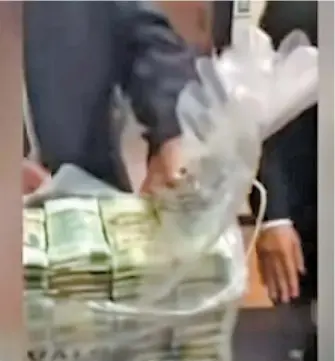  ?? /ARCHIVO /CAPTURA DE PANTALLA ?? En agosto pasado se difundió un video donde presuntame­nte se ve la entrega del dinero para sobornos