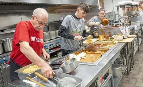  ?? Benjamin B. Braun/Post-Gazette ?? Graziano Lucchini, left to right, Andrew Gettings and Elena Marino work in the kitchen at The Ladies of the Dukes in New Castle during one of the restaurant’s Sunday dinners.