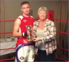  ??  ?? Charlotte Kenny presents her dad’s memorial cup to Matthew Tyndall for his tremendous achievemen­ts this season.