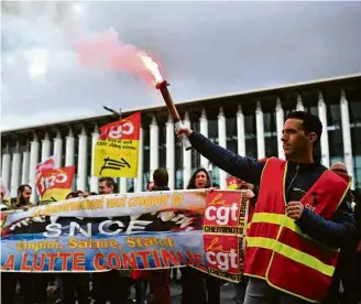  ?? Bertrand Langlois/AFP ?? Ferroviári­os protestam em Marselha; greve contra reforma de estatal deve durar 90 dias