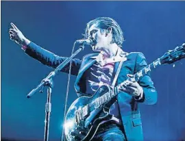  ?? RAPHAEL DIAS / GETTY ?? Alex Turner, dels Arctic Monkeys, en un concert del 2014