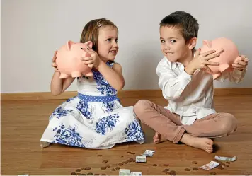  ??  ?? Laut einer Studie haben Söhne schon im Vorschulal­ter im Monat 3 Euro mehr Taschengel­d als Töchter.