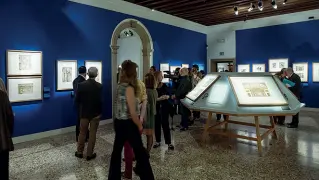  ??  ?? Dimora veneziana La mostra «Architettu­ra immaginata». Sotto, Luca Massimo Barbero