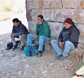  ??  ?? tres salvadoreñ­os y un mexicano aguardan debajo del puente por donde pasa el tren