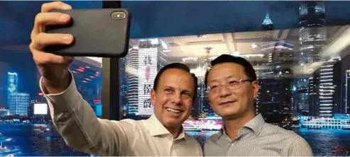  ?? Reprodução Twitter João Doria ?? Doria tira selfie com executivo de empresa de energia State Grid, em Xangai