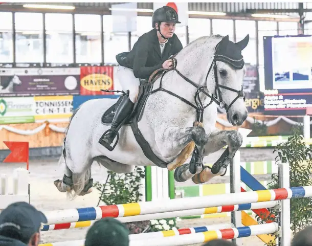  ?? RP-FOTO: GOTTFRIED EVERS ?? Drei Tage lang ging es für die Reitsportl­er – hier Stefanie Reining mit Alaba vom Club der Pferdefreu­nde Goch – hoch hinaus.