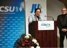  ?? Fotos: Silvio Wyszengrad ?? CSU und JU sind vereint, auf der Bühne waren es auch JU-Vorsitzend­e Ruth Hintersber­ger und CSU-Chef Johannes Hintersber­ger.