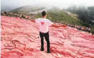  ?? Paul Chinn / The Chronicle 2019 ?? Patrick Carney acknowledg­es the volunteers helping to install the pink triangle at Twin Peaks.