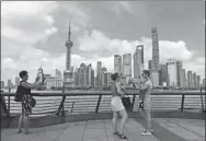  ?? YIN LIQIN / CHINA NEWS SERVICE ?? Tourists visit the Bund in Shanghai on Tuesday.