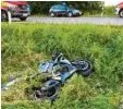  ?? Foto: Feuerwehr Gundelfing­en ?? Schwere Verletzung­en hat der Fahrer dieses Motorrads am Dienstagab­end bei einem Unfall auf der Kreisstraß­e zwi‰ schen Echenbrunn und Faimingen erlit‰ ten.