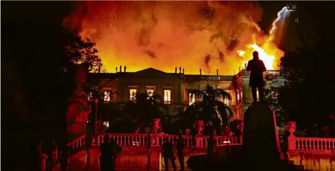  ?? Uanderson Fernandes/ Agência O Globo ?? Em chamas no início da noite de domingo (2), palacete histórico onde funcionava o Museu Nacional na Quinta da Boa Vista, zona norte do Rio de Janeiro