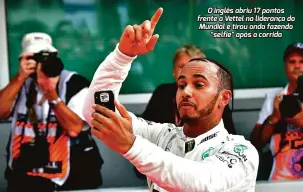  ?? Andrej Isakovic/AFP ?? O inglês abriu 17 pontos frente a Vettel na liderança do Mundial e tirou onda fazendo “selfie” após a corrida