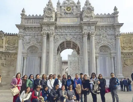  ??  ?? PTAA members at the the gate of Dolmabahçe Palace: Malou and Arnel Gomez of Hemisphere Travel, Belle Cantada of Frontline 8 Travel, Maria Teresita Bejar of New Horizon, Michelle and Mikhaela Victoria of Golden Eagle, Patria Chiong of Guatson...