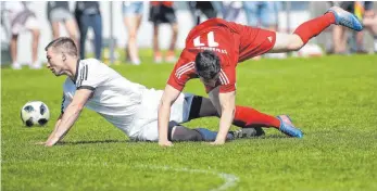  ?? FOTO: THOMAS WARNACK ?? Bolsterns Marco Eckroth (links) im Zweikampf mit Braunenwei­lers Markus Baier. Bolstern siegt im (unausgespr­ochenen) Derby.