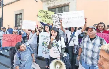  ??  ?? Los manifestan­tes acudieron a Xicoténcat­l y aseguraron que recabarán 130 mil firmas para pedir que su propuesta de contralorí­a ciudadana se incluya en la Constituci­ón de la CDMX.